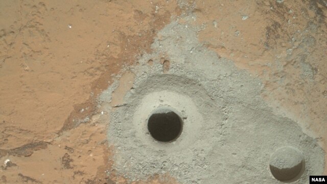 Tàu Curiosity của NASA đã đặt máy khoan trên Sao Hỏa lần đầu tiên.
