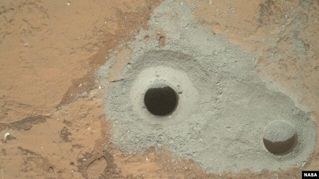 Gambar ini memperlihatkan lubang di sebuah batu di Mars yang dinamakan "John Klein" yang merupakan hasil pengeboran batu di Mars yang pertama kali dilakukan oleh lengan robot NASA, Curiosity (Foto: dok).