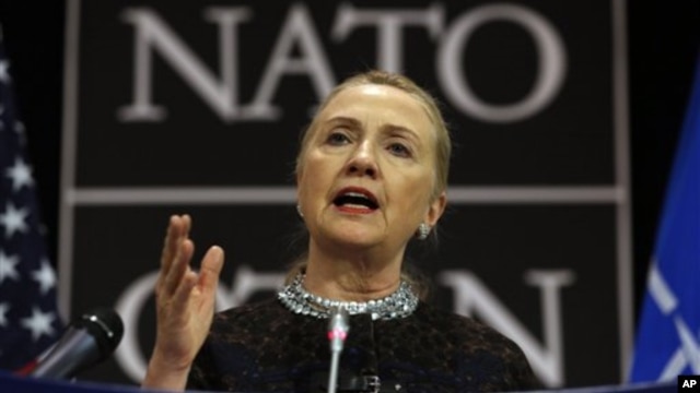 Ngoại trưởng Hoa Kỳ Hillary Clinton phát biểu tại cuộc họp báo ở trụ sở NATO, Brussels, Bỉ, 5/12/2012. (AP)