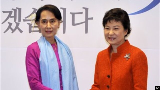 Lãnh tụ đối lập Miến Điện Aung San Suu Kyi và tổng thống đắc cử Hàn Quốc Park Geun-hye gặp nhau tại Seoul, ngày 29/1/2013.