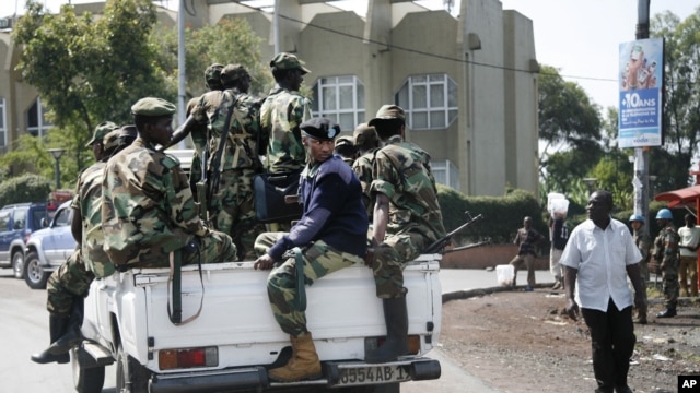 M23 rebels patrol around Congo's Central Bank in Goma, eastern Congo, November 26, 2012.