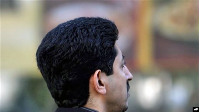 Bahraini human rights activist Abdulhadi al-Khawaja walks near the Manama, Bahrain, courthouse during a trial for several opposition members, December 9, 2010 (file photo)