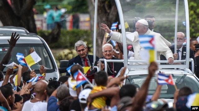 Francisco visitó el lunes el templo de la patrona de Cuba, la Virgen de la Caridad del Cobre.