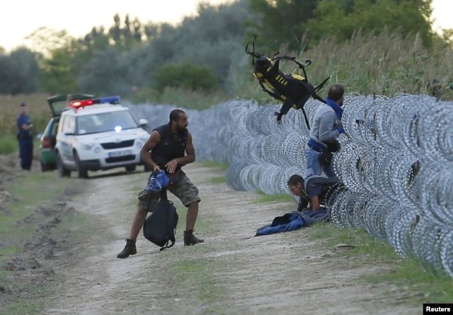 Hungary đang cho dựng một hàng rào dài ở biên giới phía Nam với Serbia để đối phó với cuộc khủng hoảng di dân.
