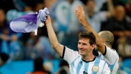 Người Argentina đang lo lắng rằng Messi không thể nào sánh được với Maradona đầy uy lực tại World Cup 1986 ở Mexico.