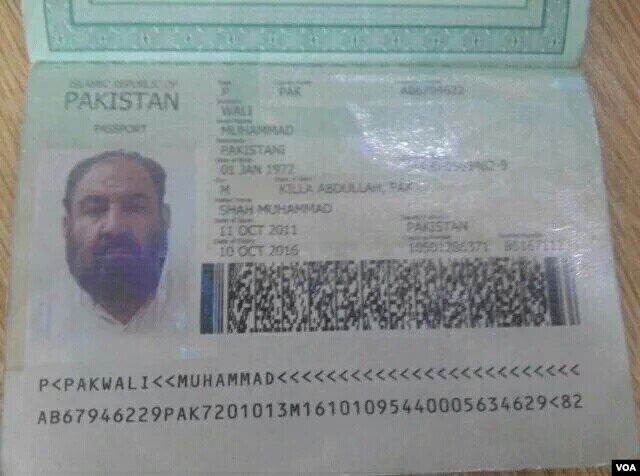 Một bức ảnh cho thấy hộ chiếu và thẻ căn cước Pakistan được cho là của Mullah Akhtar Mansoor. Mansoor đã bị giết chết hôm thứ Bảy tuần trước trong một cuộc không kích bằng máy bay không người lái của Hoa Kỳ gần khu vực biên giới Pakistan-Afghanistan.