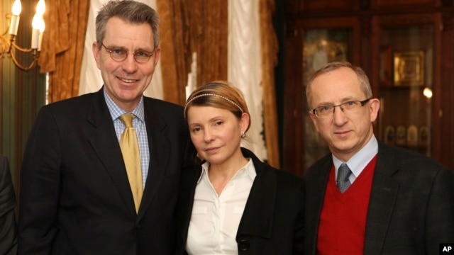 Đại sứ Hoa Kỳ tại Ukraina Geoffrey Pyatt (trái), nhân vật đối lập hàng đầu của Ukraina Yulia Tymosshenko và Đại sứ EU tại Ukraina Jan Tombinski. Đại sứ Pyatt nói rằng Washington muốn hợp tác trong cuộc điều tra về các tội phạm tài chính
