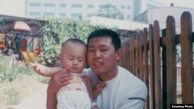夏俊峰在杀城管案发前跟儿子的合影(博讯图片)