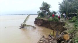 ရခိုင္ျပည္နယ္ သံတြဲၿမိဳ႕မွာ မိုးမ်ားေရႀကီးမႈေၾကာင့္ ျမစ္ကမ္းပါး ၿပိဳက်ေနပံု။