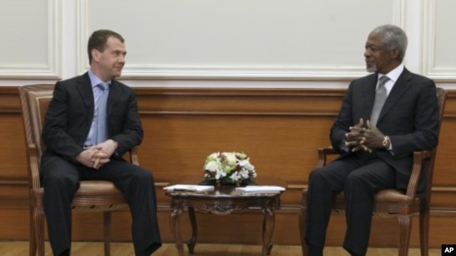 Russian President Dmitry Medvedev (L) talks with U.N.-Arab League envoy Kofi Annan during their meeting in Moscow, March 25, 2012.
