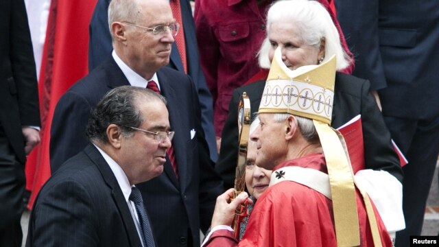 El cardenal Donald Wuerl, Arzobispo de Washington, conversa con los magistrados de la Corte Suprema Antonin Scalia (izquierda) y su esposa Maureen y Anthony Kennedy (centro) y su esposa Mary Davis, a la salida de la catedral de San Mateo.
