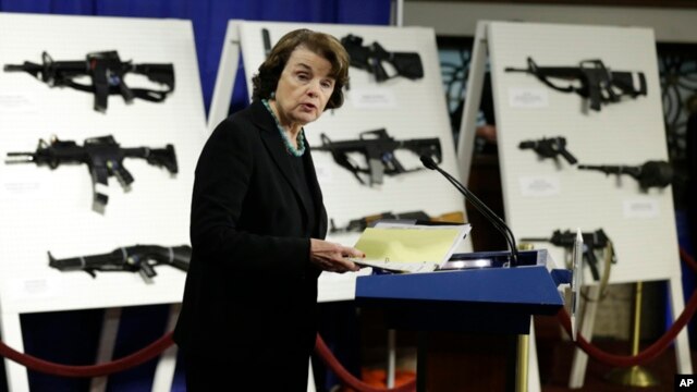 Dianne Feinstein dio a conocer el proyecto de ley teniendo como telón de fondo un muestrario de las armas que serían prohibidas.