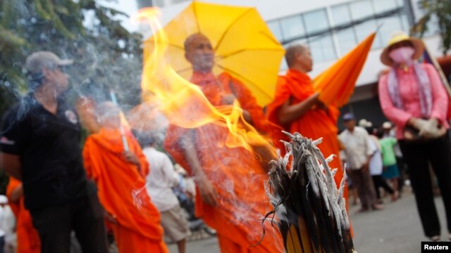 Các sư sãi và những người biểu tình tụ tập gần Đại sứ quán Việt Nam ở Phnom Penh, 13/8/14