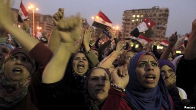Prizor sa jučerašnjih demonstracija u Kairu protiv egipatskog predsednika Mohameda Morsija