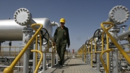Yon liy tiyo petwòl nan sidwès Téhéran, Iran, (foto achiv 2008).