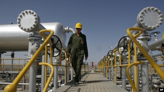 Yon liy tiyo petwòl nan sidwès Téhéran, Iran, (foto achiv 2008).