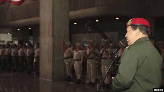 El presidente de Venezuela, Hugo Chávez durante la presentación del armamento fabricado en su país, que incluye aviones no tripulados conocidos como drones