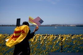 60,000 nơ vàng vinh danh những người hy sinh trong chiến tranh Việt Nam được cột trên hàng rào xung quanh hàng không mẫu hạm USS Midway ở San Diego, ngày 26/4/2015.