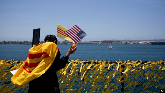 60,000 nơ màu vàng vinh danh những người hy sinh trong chiến tranh Việt Nam được cột trên hàng rào xung quanh hàng không mẫu hạm USS Midway ở San Diego, ngày 26/4/2015.