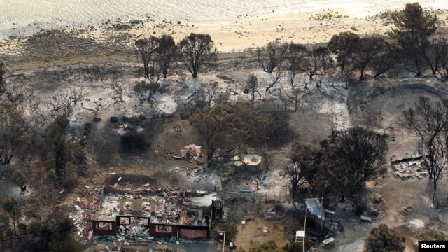 Puing-puing rumah yang terbakar di Dunalley, sebelah timur Hobart, Australia (5/1). 