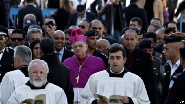Le patriarche latin de Jérusalem Fouad Twal (au c.) dirige la procession vers l'Eglise de la Nativité, le 24 déc. 2012