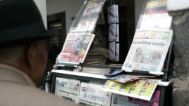 Venta de periódicos en Quito. Nuevas presiones contra la prensa se ciernen al inicio del proceso electoral ecuatoriano.
