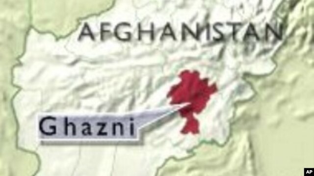 Hai người nước ngoài đang đi trên một xa lộ từ Kabul tới tỉnh Ghazni thì bị bắt cóc.
