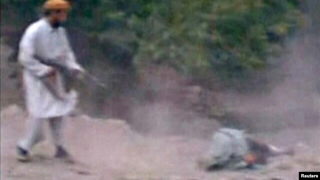 La imagen tomada de un video muestra cuando presumiblemente un talibán ametralla a la mujer.