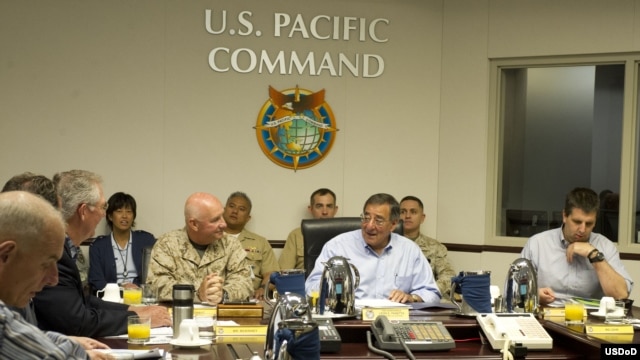 Bộ trưởng Quốc phòng Mỹ Leon E. Panetta và Trung tướng Thomas Conant tại Trụ sở Bộ tư lệnh Thái Bình Dương.