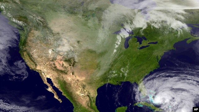 Ảnh do vệ tinh NOAA chụp: Bão Sandy mạnh trở lại thành bảo lớn.