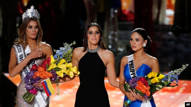 Miss Filipinas, Pía Alonzo Wurtzbach recibió con sorpresa la corona como Miss Universo 2015 de manos de la colombiana Paulina Vega, Miss Universo 2014.