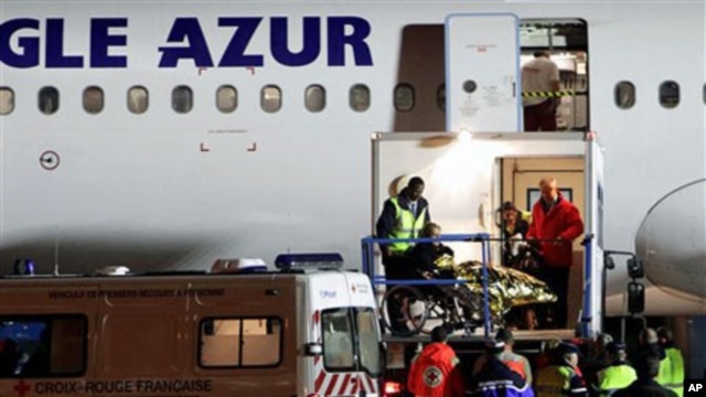 Wounded Iraqis arrive at Orly airport, near Paris, after being evacuated from their native country for medical treatment and asylum in France, 08 November 2010