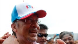 Malaysia's opposition leader Anwar Ibrahim is greeted by his supporters after an election campaign rally in Petaling Jaya outside Kuala Lumpur, May 1, 2013.