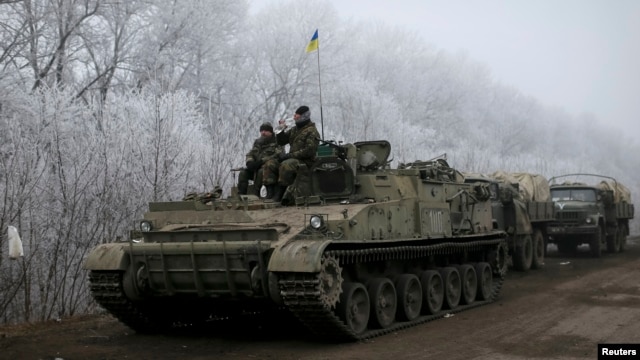 Members of the Ukrainian armed forces are seen not far from Debaltseve, eastern Ukraine, Feb.15, 2015. 