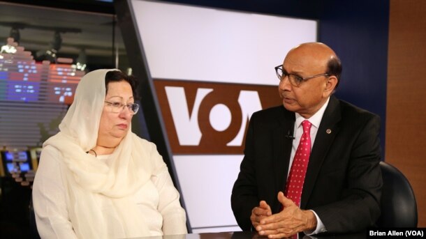 Ông Khan và vợ, bà Ghazala, trao đổi với đài VOA ở Washington, DC, 1/8/2016.