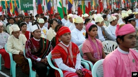ျပည္သူ႔ရင္ျပင္မွာ က်င္းပတဲ့ (၆၆) ႀကိမ္ေျမာက္ လြတ္လပ္ေရးေန႔အခမ္းအနား တက္ေရာက္လာသူ ဧည့္ပရိသတ္မ်ား။ (ဇန္နဝါရီ ၄၊ ၂၀၁၄)