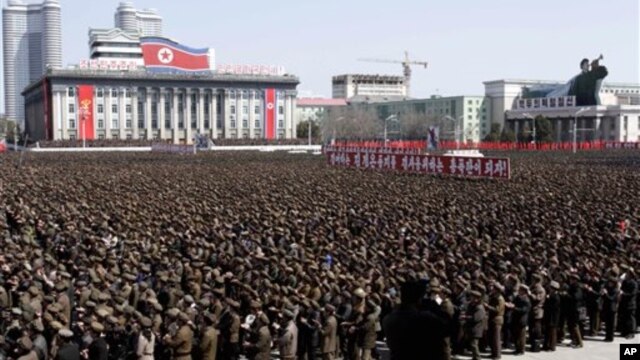 Warga Korea Utara berkumpul di Lapangan Kim Il Sung Square di pusat kota Pyongyang, Korea Utara untuk memberi dukungan kepada pemimpin mereka, Kim Jong-un untuk melancarkan serangan militer melawan Amerika dan Korea Selatan (29/3). 