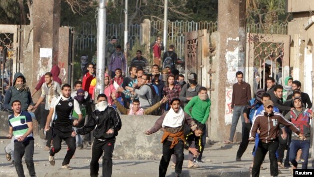 Wafuasi wa Rais aliyeondolewa madarakani Mohamed Morsi wa kundi la Muslim Brotherhood mjini Cairo, Jan. 8, 2014. 