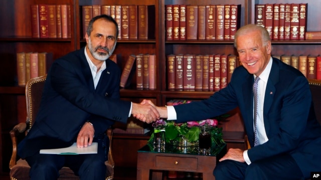 Suriya muxolifati yetakchisi Muvaz al-Xatib va AQSh vitse-prezidenti Jo Bayden. Myunxen, Germaniya, 2-fevral 2013. 