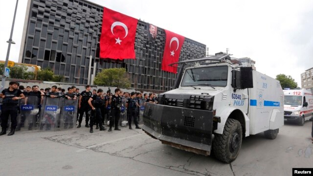 Cảnh sát chống bạo Thổ Nhĩ Kỳ tập trung tại Quảng trường Taksim ở Istanbul, ngày 12/6/2013.