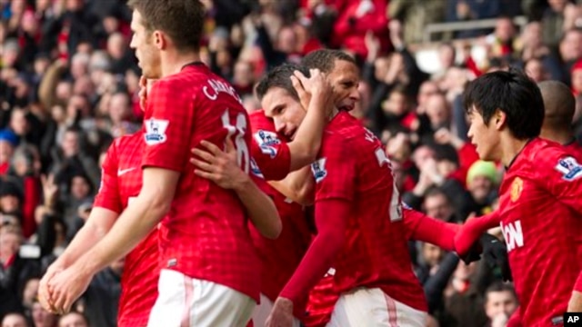 Para pemain Manchester United, Robin van Persie (tengah kiri) merayakan gol ke gawang Liverpool dalam pertandingan di stadion Old Trafford (foto: dok). 