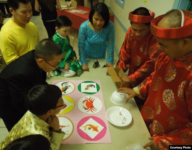 Tết về không thể thiếu trò chơi lắc bầu cua trong sinh hoạt vui xuân của người Việt hải ngoại (ảnh Bùi Văn Phú)