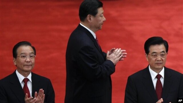 2012年5月4日，预定将成为新的最高领袖的习近平从胡锦涛和温家宝身后走过，三位领导人出席庆祝共青团成立90周年的大会。新一届中共政治局常委仍未公布，但其中肯定包括习近平。