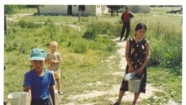 Odamlar asosan ariqdan suv ichmoqda