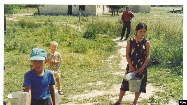 Odamlar asosan ariqdan suv ichmoqda