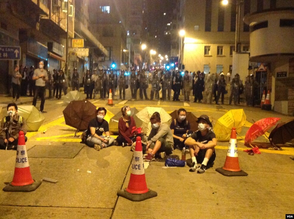 接近午夜，仍有数百名示威者占据德辅道西和西边街路口。警方在三个方向布防，留出往中环的方向，希望示威者从中环方向离开。目前警方没有急于清场的迹象。