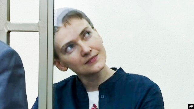 Phi công Ukraine Nadezhda Savchenko ngồi trong một lồng kính tại tòa án ở thị trấn Donetsk trong khu vực Rostov-on-Don, ngày 21/3/2016.