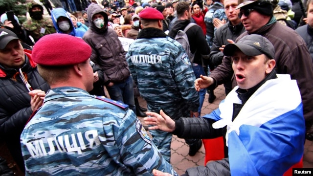 Os membros da unidade ucraniano polícia de choque dissolveu Berkut chegam para apoiar manifestantes pró-russos em Donetsk, 12 de abril, 2014.