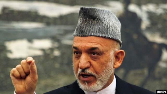 Afg'oniston prezidenti Hamid Karzay matbuot anjumani paytida, Kobul, 12-iyun, 2012-yil. 