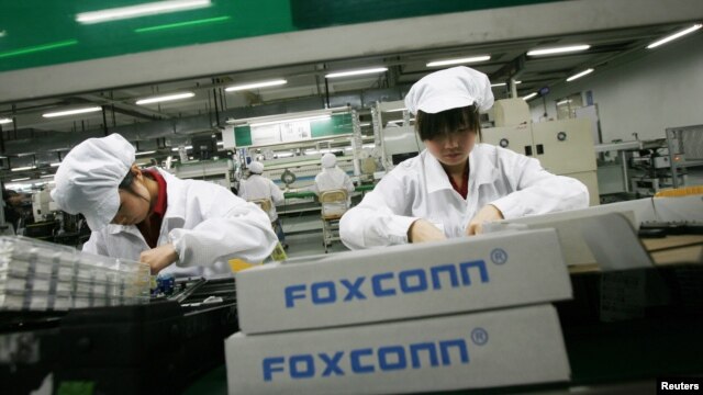 Nhân viên làm việc tại nhà máy Foxconn ở thị trấn Long Hoa trong tỉnh Quảng Đông, Trung Quốc.